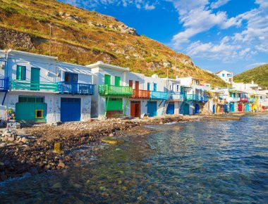 22χρονος Έλληνας εγκατάστησε παράνομο αναψυκτήριο σε αρχαιολογικό χώρο της Μήλου